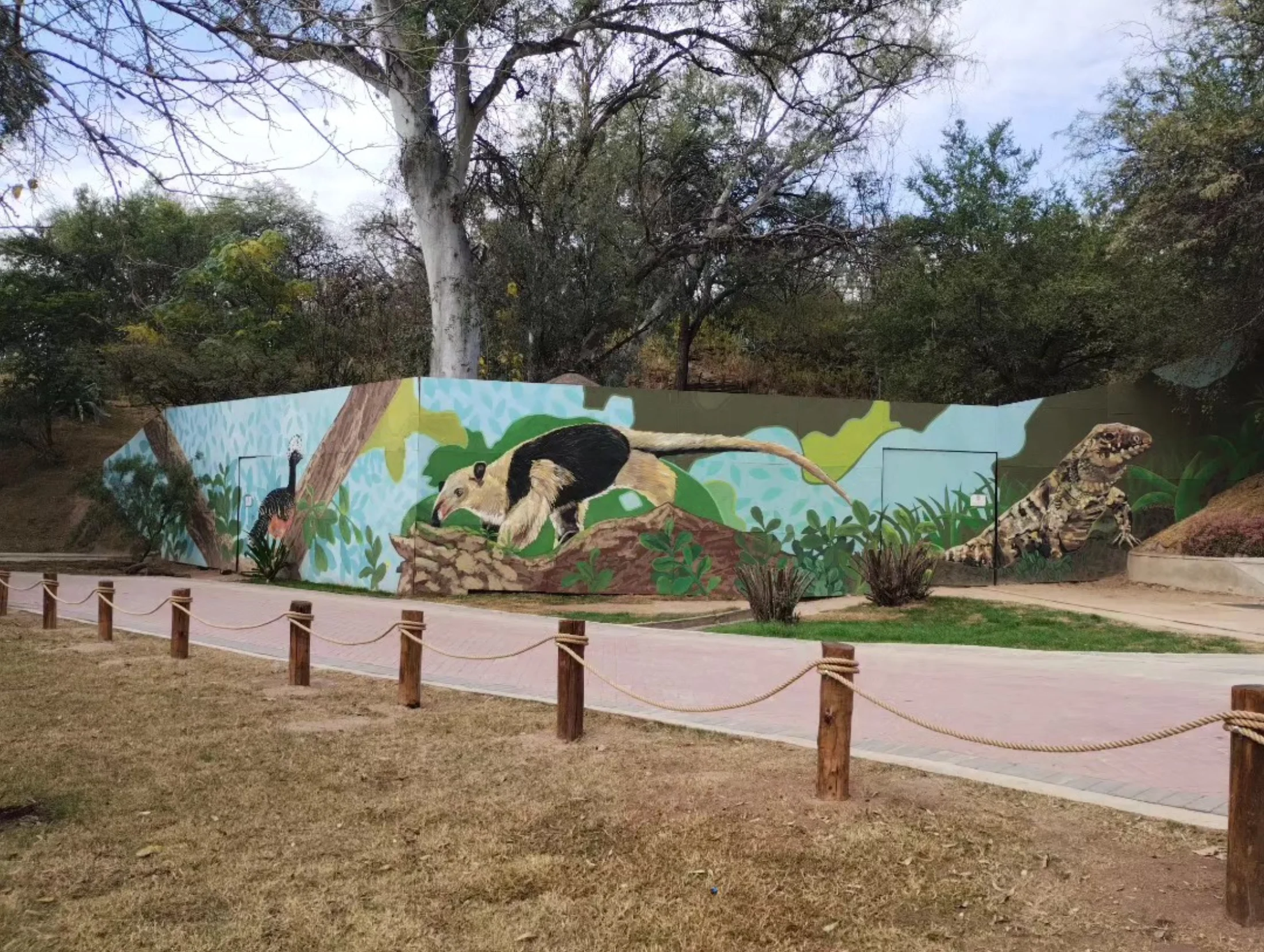 Registro fotografico de Mural 01, vista exterior completa con fauna y vegetacion.